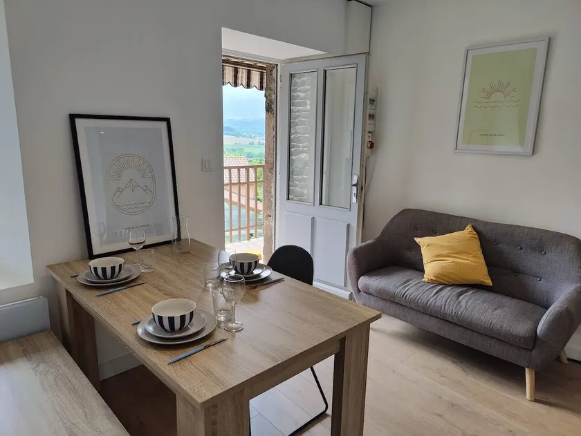Quiet 2-room apartment with balcony and unobstructed views - Image 1