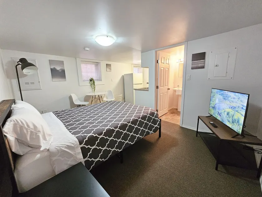 Affordable, Queen Bed, Parking, Downtown, A+, WiFi - Image 1