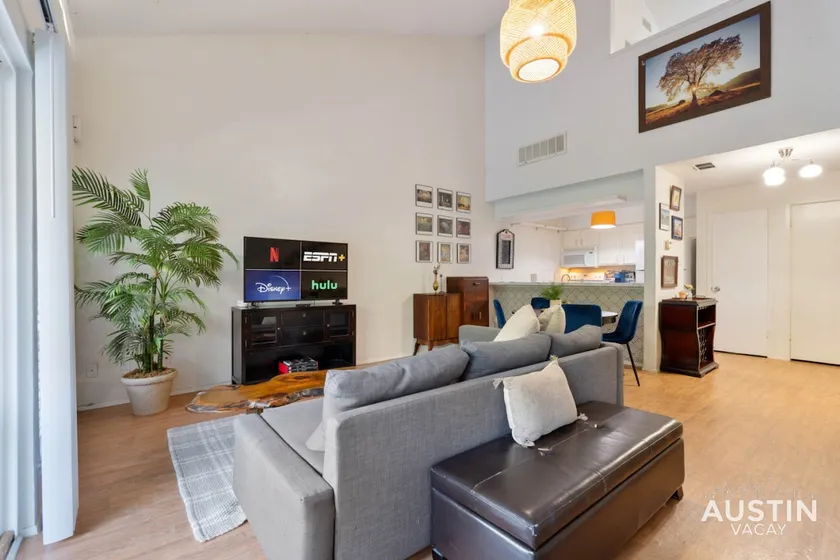 Waterfront Loft w Park View with Pool and Dock Access - Image 1