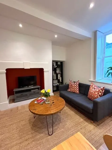 Peaceful apartment with courtyard in town centre - Image 1