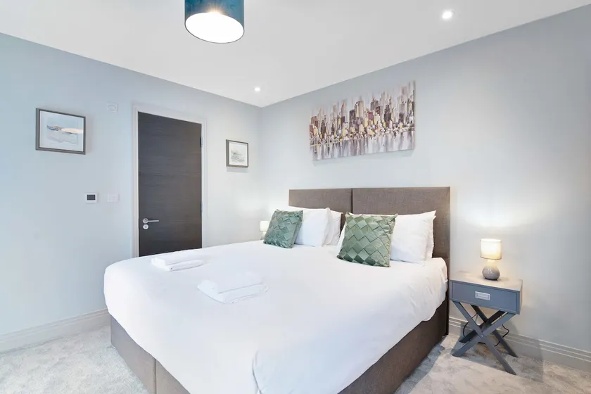 Spacious, 3 bedroom, 2 bathroom, Surbiton - Image 1