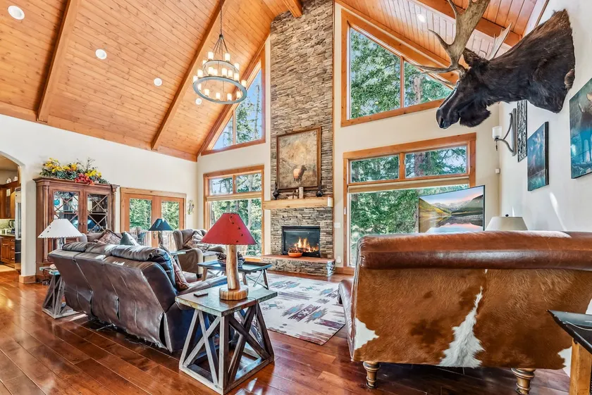 Luxurious 5BDR Getaway with Hot Tub and Mountain Views - Image 1