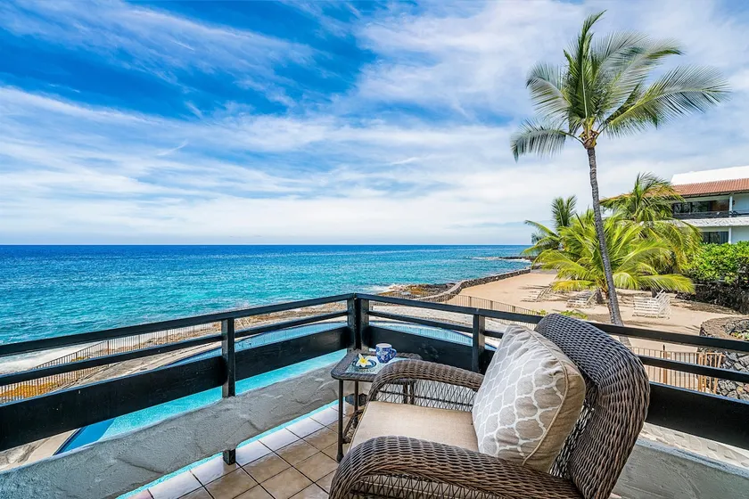 Casa De Emdeko 219: Ocean Front Corner with AC! - Image 1