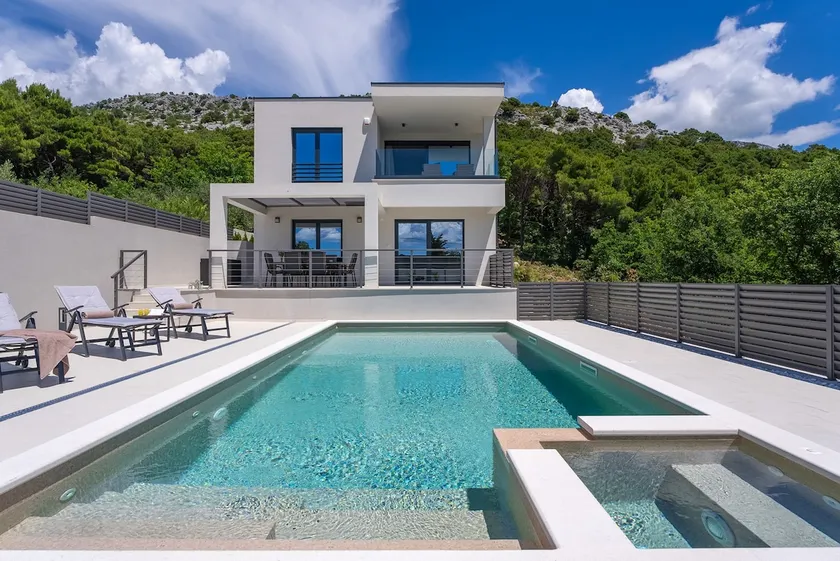 Hillside Villa Paradise with Heated pool, Gym - Image 1