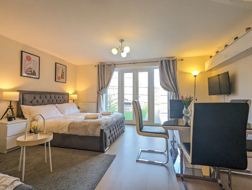 Large 3-Bedrooms House Near Centre Free Parking - Image 1