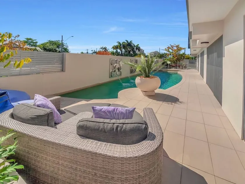 Cairns North 4-Bed with Outdoor Dining & Pool - Image 1