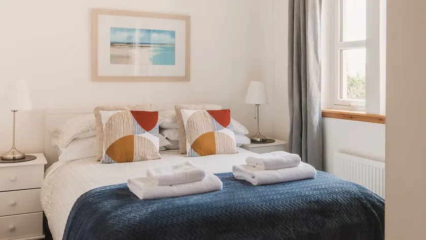 Apartment - 2 Bedrooms - Pet Friendly - Parking - Image 1