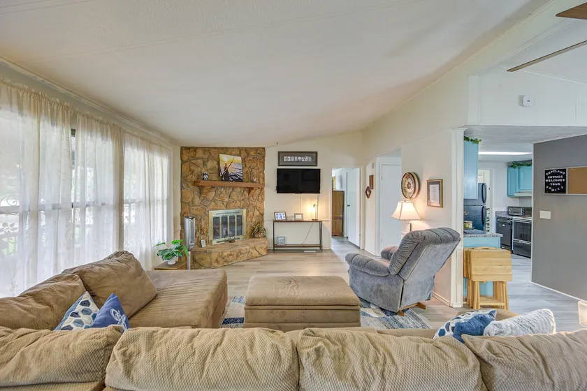 Lakefront Gun Barrel City Home w/ Dock & Deck - Image 1