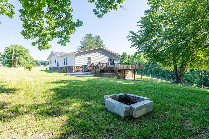 Cozy Kentucky Retreat w/ Fire Pit & Spacious Deck - Image 1