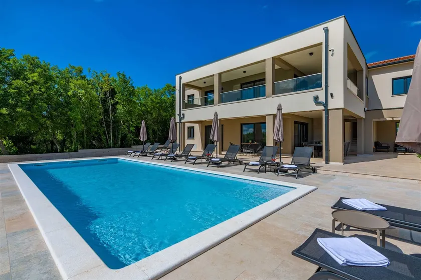 Modern and luxurious villa hugged by nature - Image 1