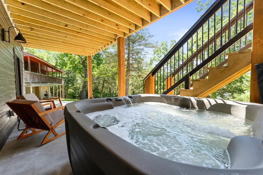 4 BR Waterfront Cabin w/ Pool + Swim & Boat dock - Image 1