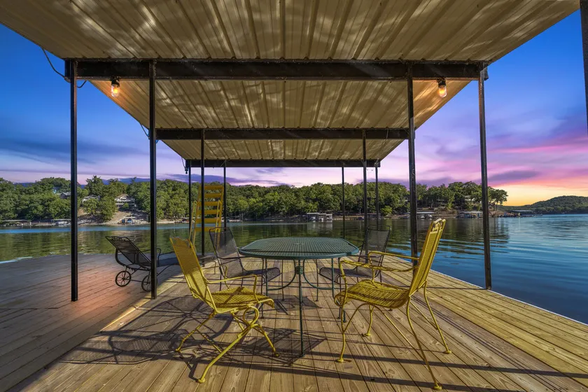 Firepit, Kayaks, Paddle Board, Lake Views, Great Location - Image 1