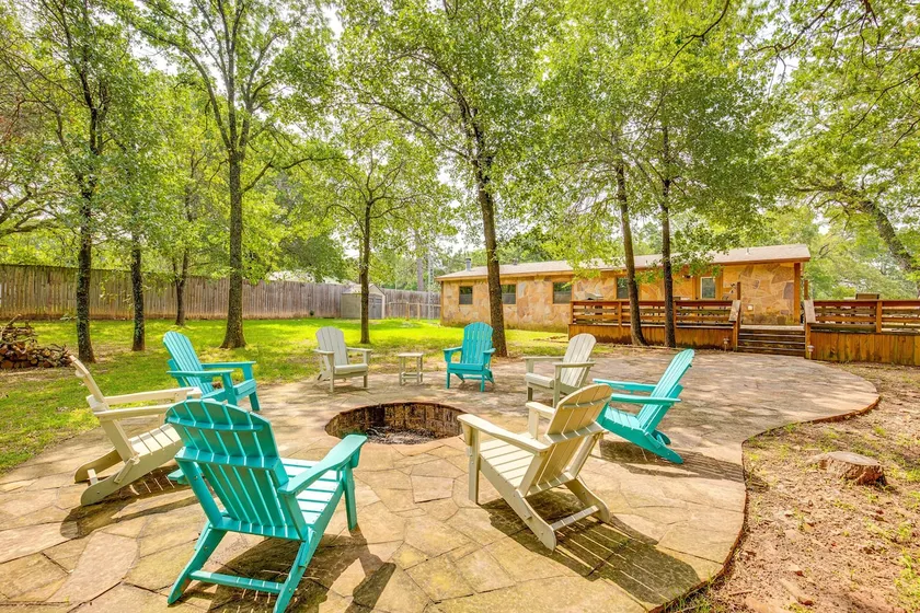 Deck & Fire Pit: Unique Pottsboro Haven - Image 1