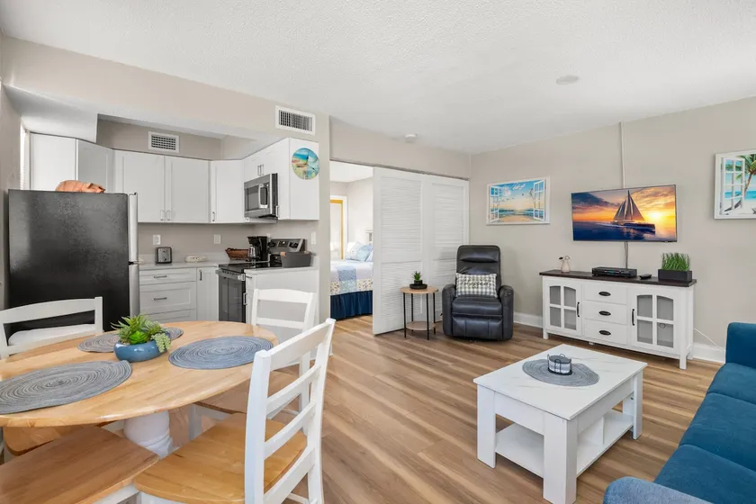 🌴 Gulf Winds #801 — Ground-Floor Studio with Private Patio & Cozy Versatility - Image 1