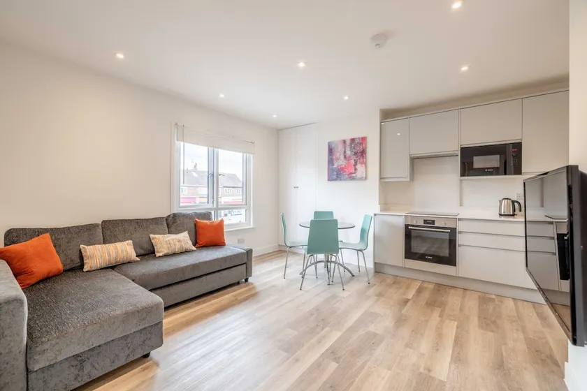 Spacious 2-Bed Flat in Windsor with Parking - Image 1