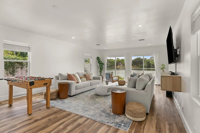 Coastal Lakeview Retreat - Image 1