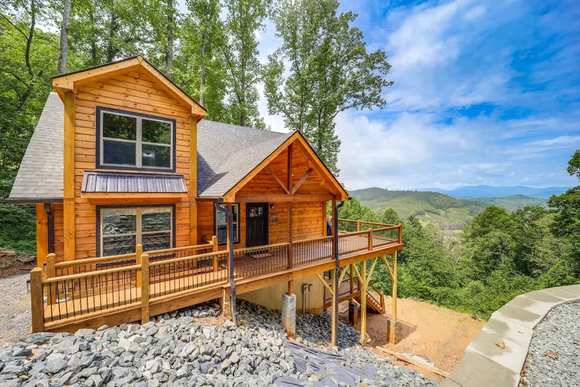 Mountain-View Fleetwood Retreat w/ Deck & Grill - Image 1