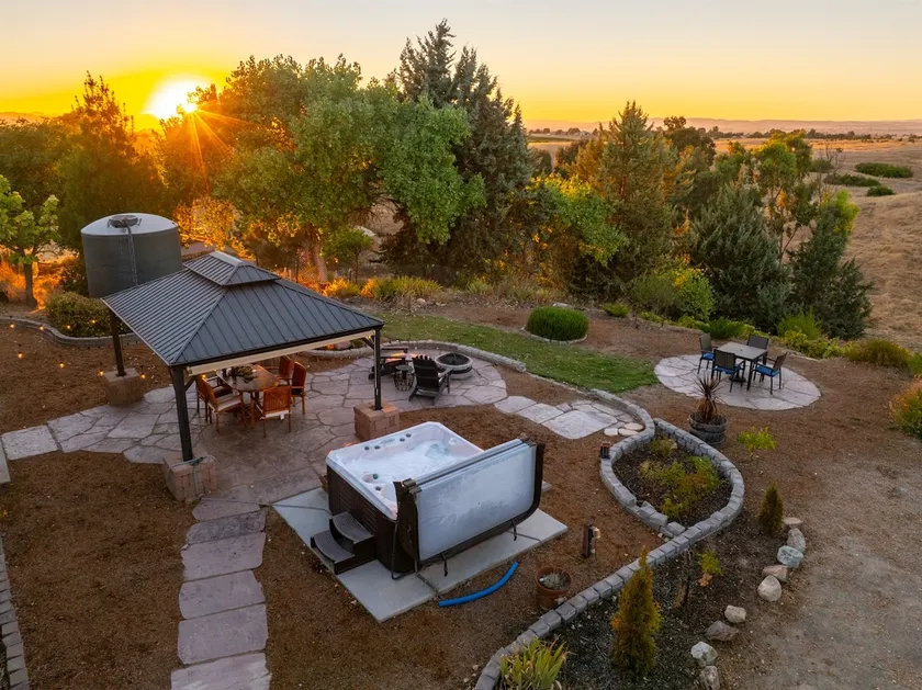 Serenity Vista Retreat-sleeps 8|EV|sauna|Hot Tub - Image 1
