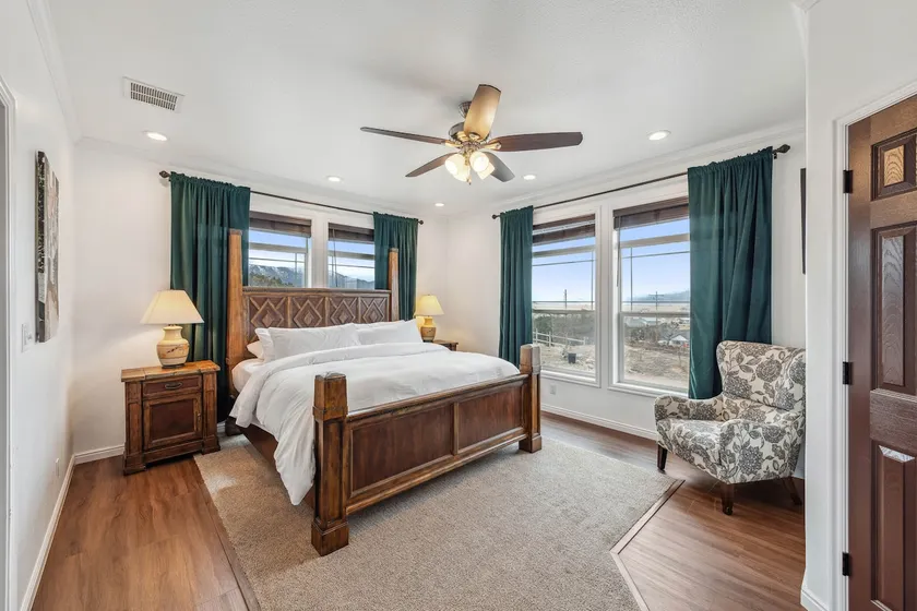 Spacious 6BD w/ Hot Tub - Near Zion & Ski Resort - Image 1