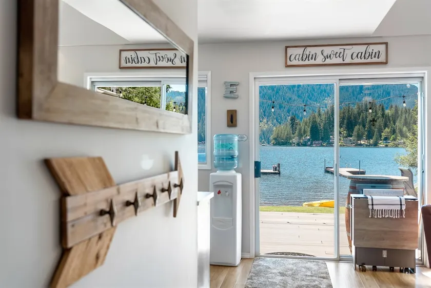 Stylish Escape on Stunning Lake Cavanaugh - Image 1