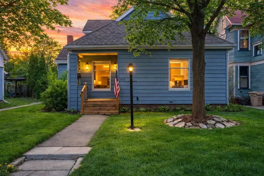 Blue & Gold Retreat sleeps 14 Minutes from ND - Image 1