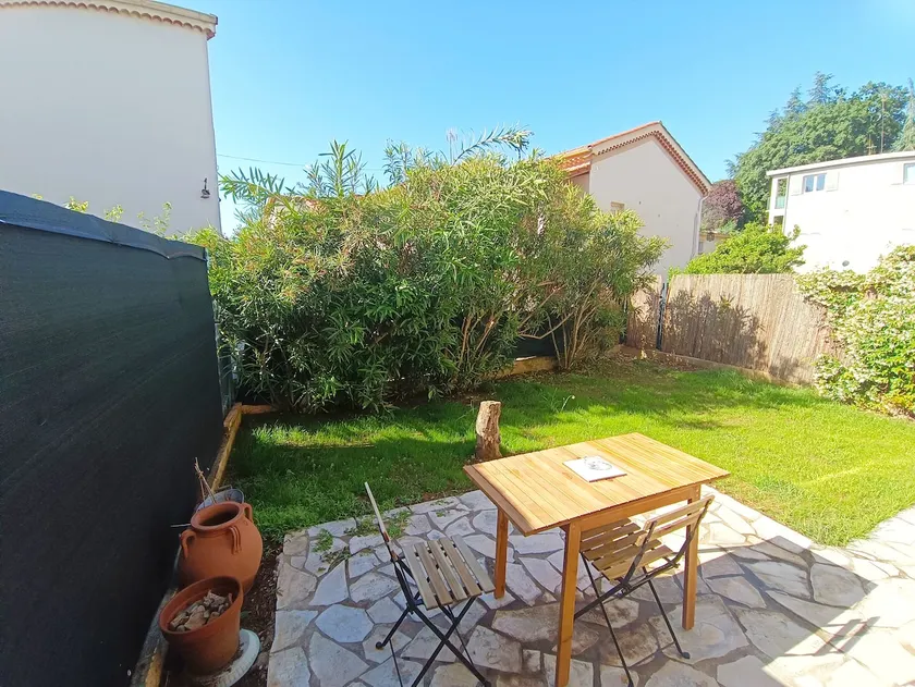 Refurbished apartment with terrace and garden - Image 1