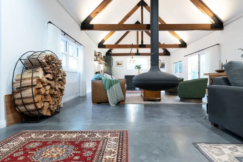 Blackwood Tree Barn Conversion with Parking & Wifi - Image 1