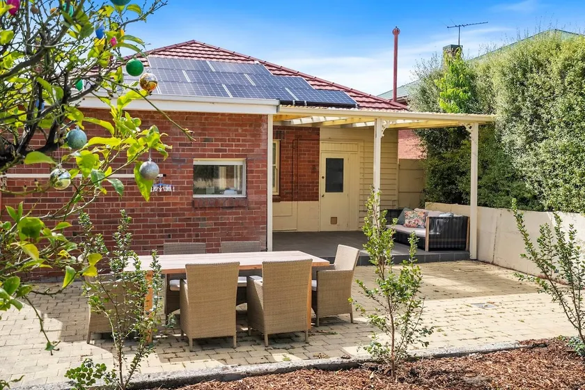 New Town Bungalow - A Leafy Family Haven - Image 1