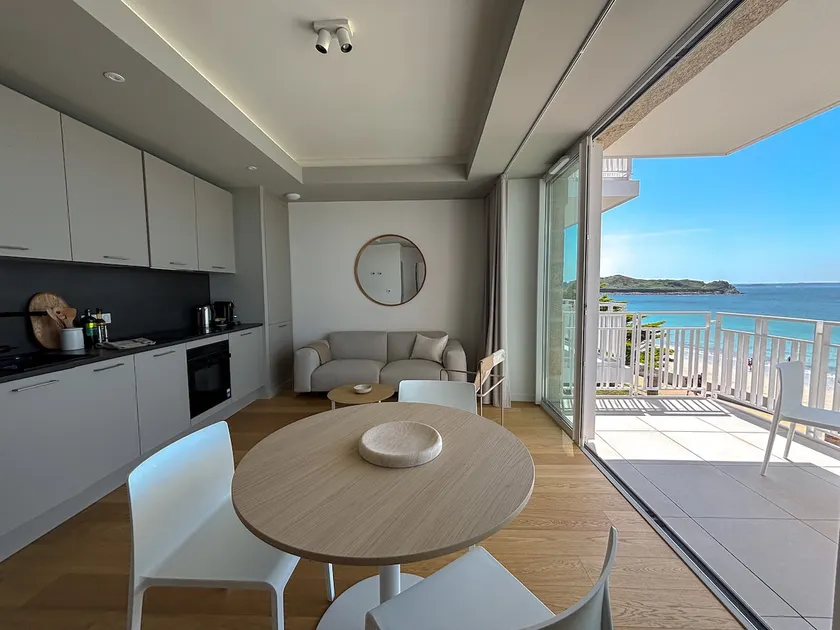 Bihit 1-bedroom apartment, Sea View and Pool - Image 1