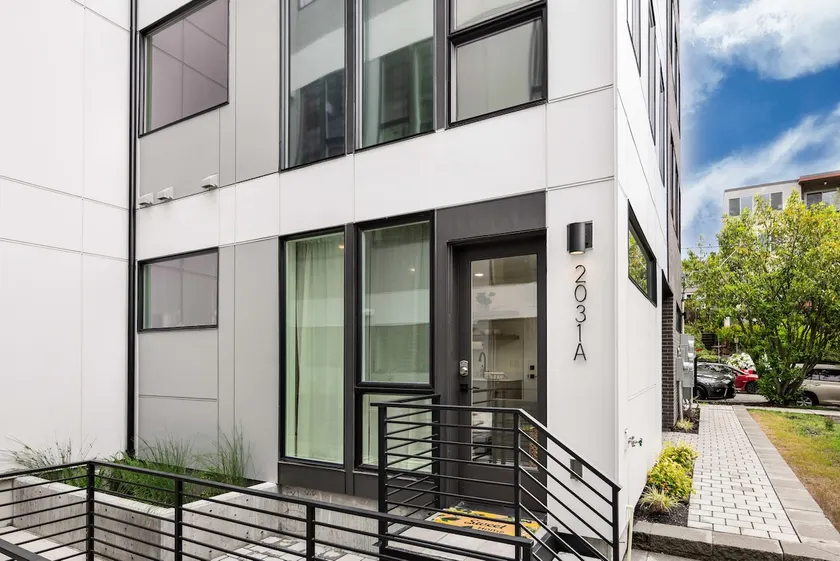 Quiet Eastlake Studio - Covered Parking. Near SLU/ - Image 1