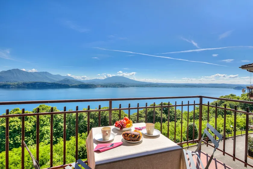 The Golden View: 2-Bed Apartment w/ AC - Happy Rentals - Image 1
