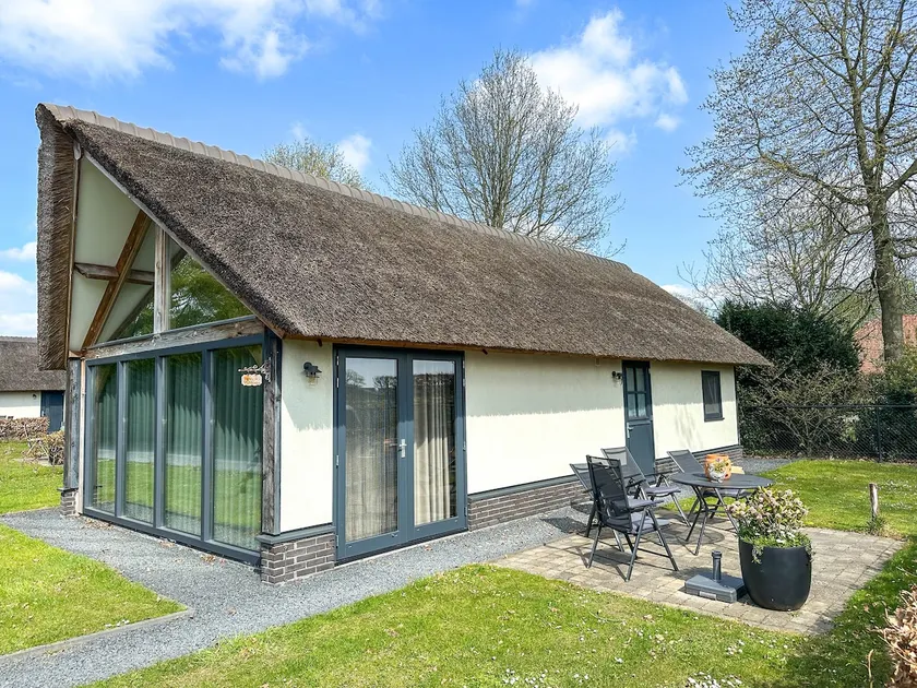 Luxurious and stylish detached thatched house - Image 1