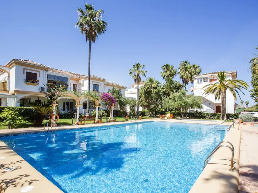 Appartamento 'El Patio' con piscina condivisa, Wi-Fi e aria condizionata - Image 1