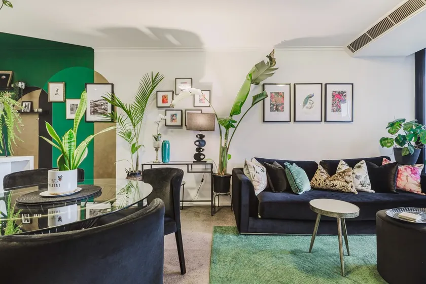 Serene botanical oasis with city views and sunroom - Image 1