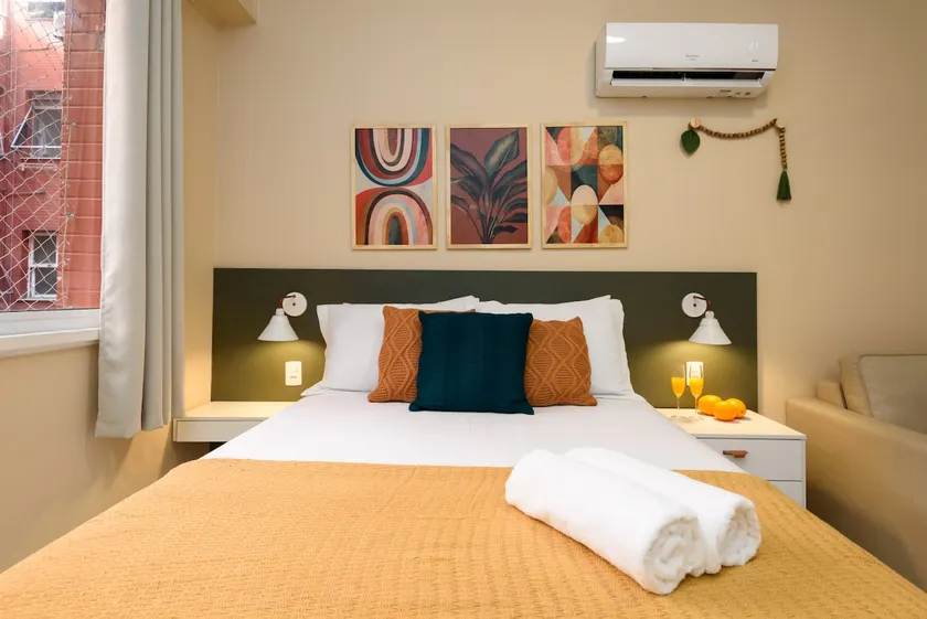 Newly renovated, 2 min from the beach and split air - Image 1