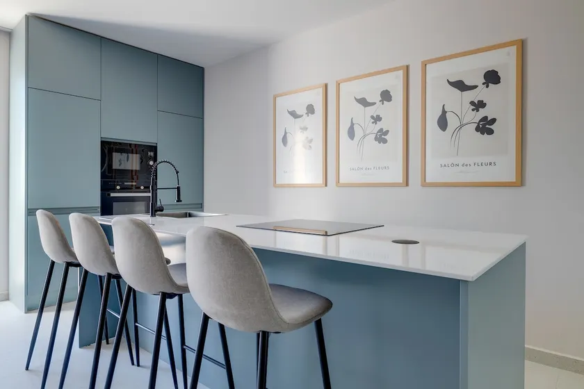 Chic Penthouse Steps from the Promenade - Image 1