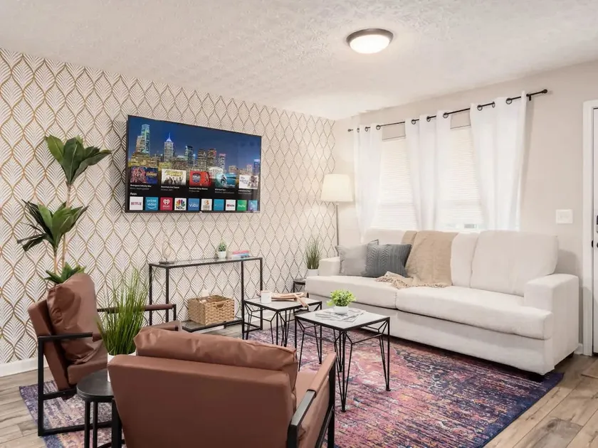 Urban oasis close to downtown and the arena area, with a hot tub. - Image 1
