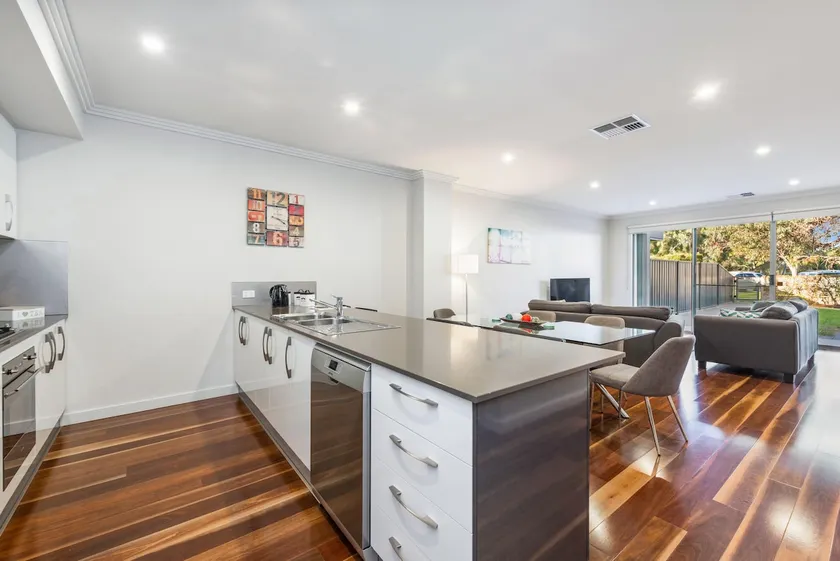 Coastal Parkside - Glenelg North - C21 SouthCoast Holidays - Image 1