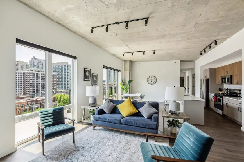 3BR Luxury Suite w/Gym and Balcony - Image 1