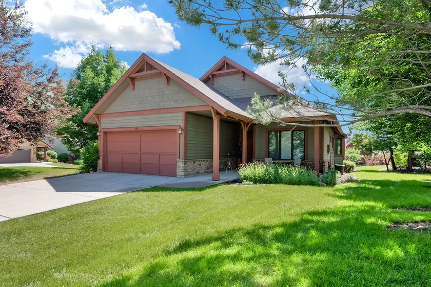 Scenic Mountain Retreat: Pool, Hot Tub, Valley Vie - Image 1