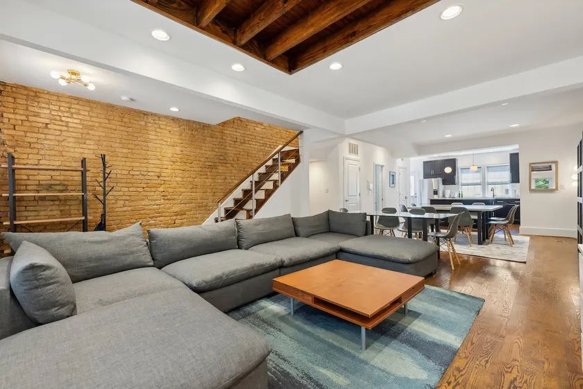 Huge 6 Queen Bed home with two decks & Parking - Image 1