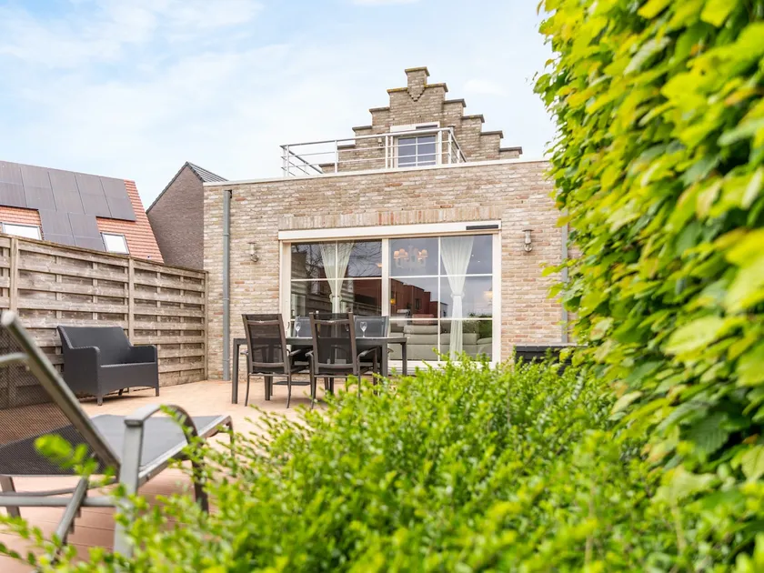 Charming vacation home with private garden - Image 1