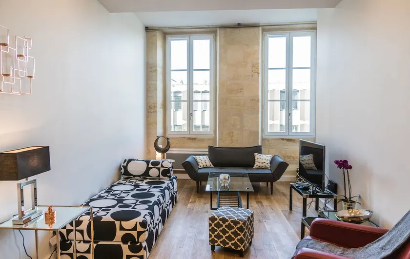 Spacious 2-room contemporary chic – Geometry - Image 1