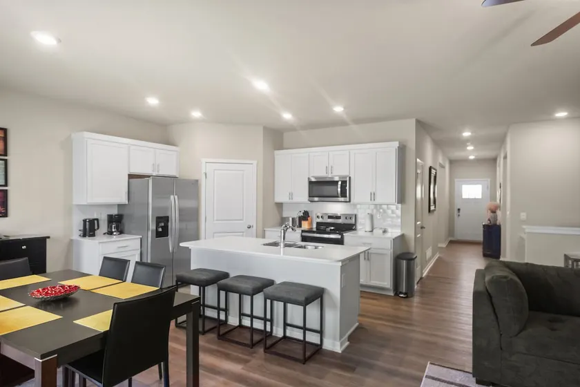 3 Bedroom Home w/ King Suite - Image 1