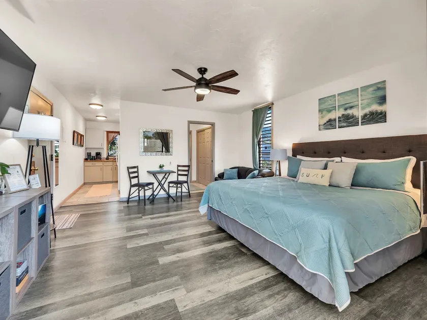 Peek-a-boo Oceanview Studio | AC & small beach - Image 1