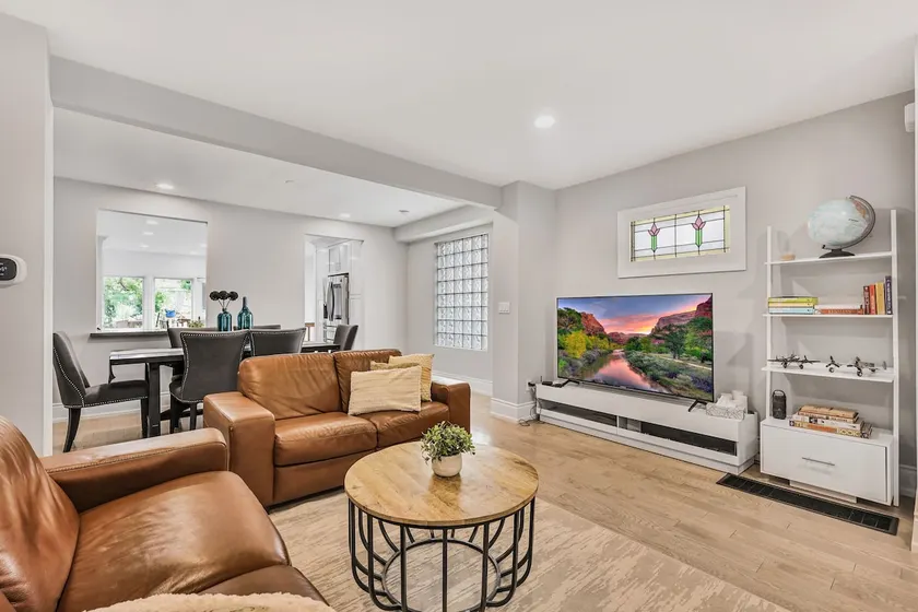 Toronto 3BR Home Near Yonge/Eglinton! Free Parking - Image 1