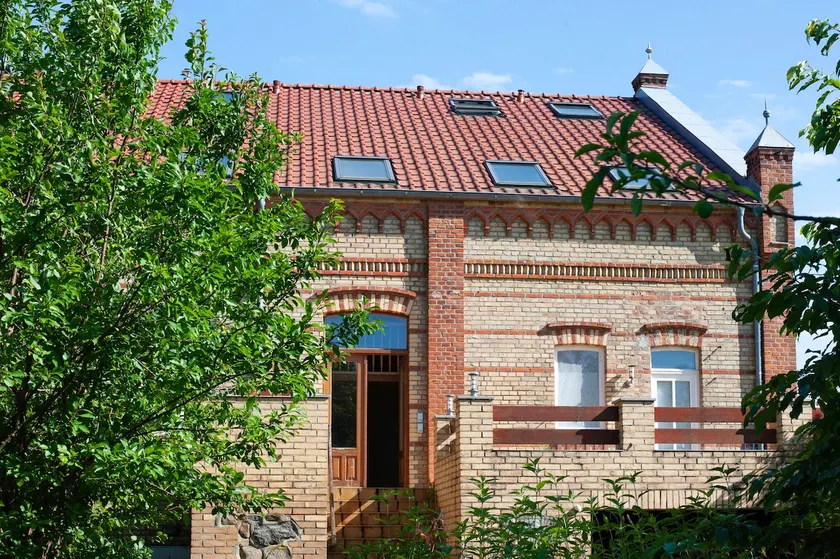 Manor house by the pond - Image 1