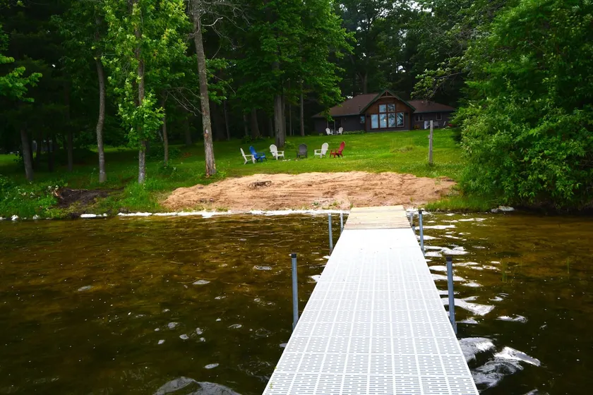 Great Swimming Beach- Huge Yard- Amenities & More! - Image 1