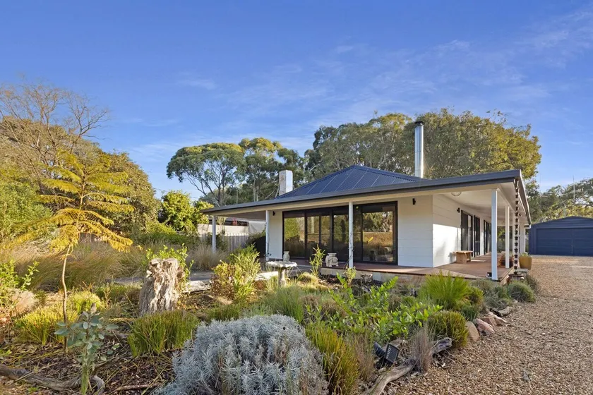 Neptune - Tranquil 3BR Retreat 300m from water - Image 1