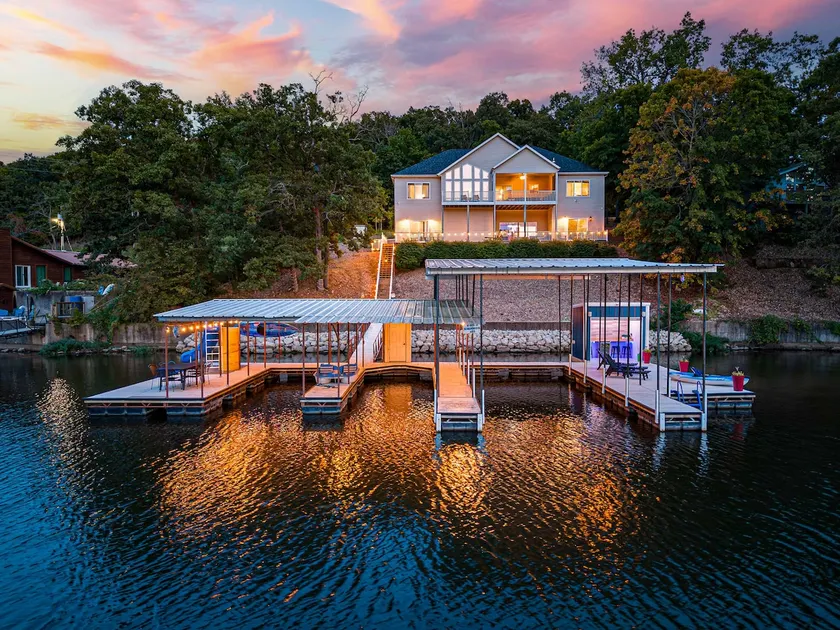 Private dock, SANDY beach, waterslide and more! - Image 1